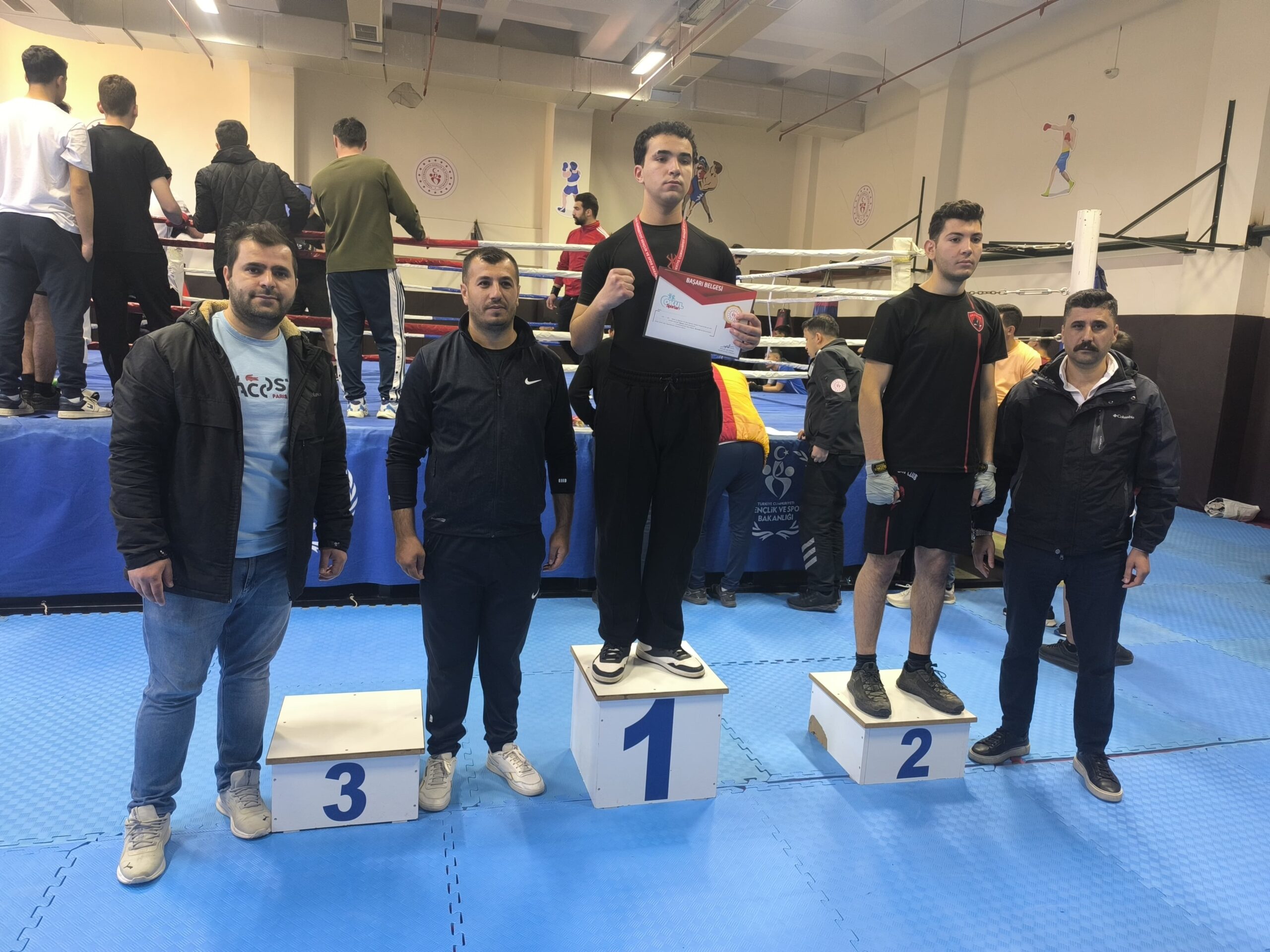 GENÇLER BOKS RİNGİNİ SALLADI