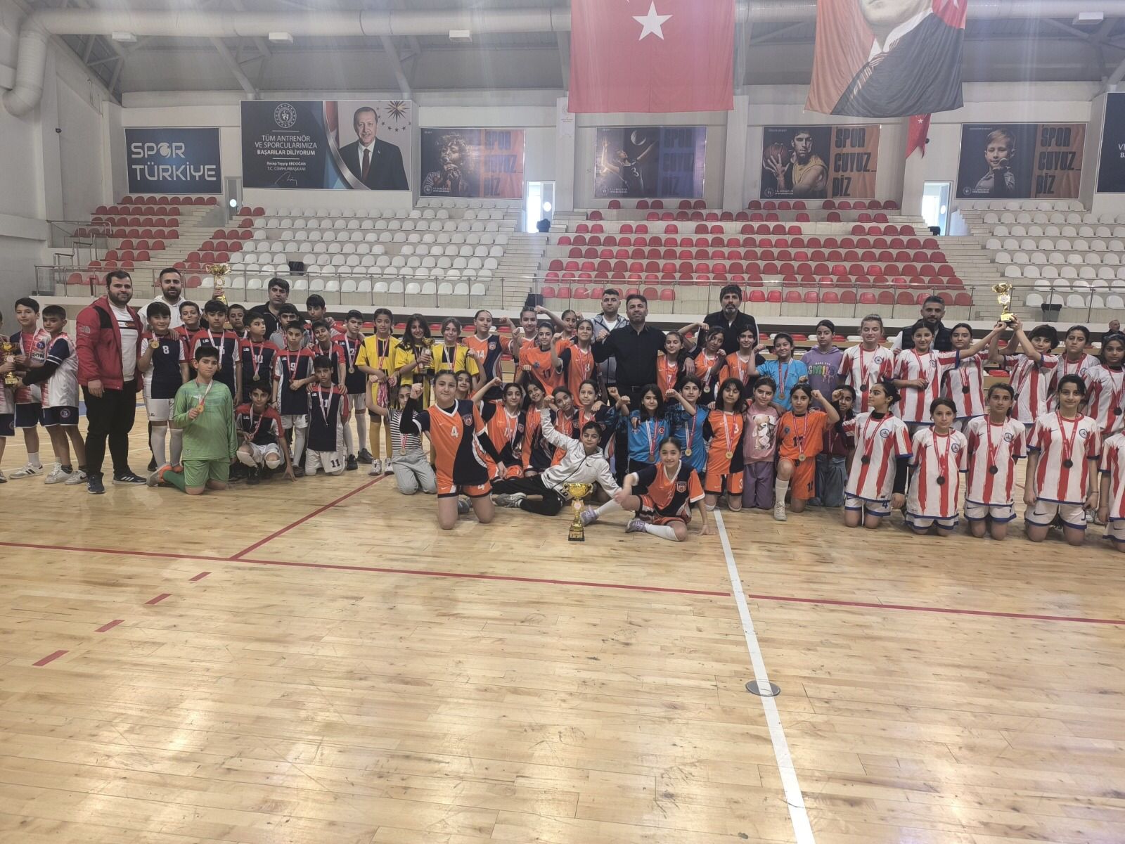 HENTBOLUN KÜÇÜK ŞAMPİYONLARI…