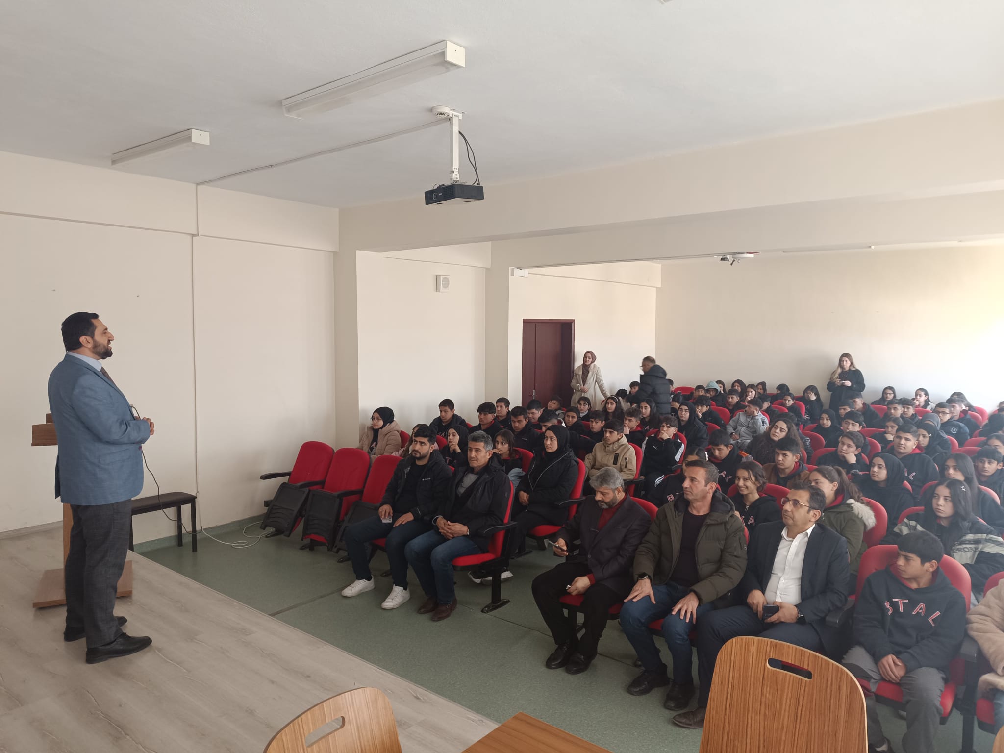 Hasankeyf İlçe Müftüsü Kariyer Günleri’nde öğrencilerle bsuluştu