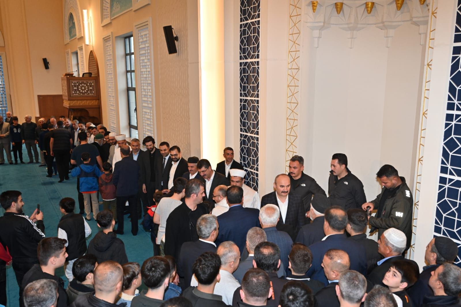 Vali Ekrem Canalp ve Milletvekili Ferhat Nasıroğlu Bayram Namazını Vatandaşlarla Kıldı