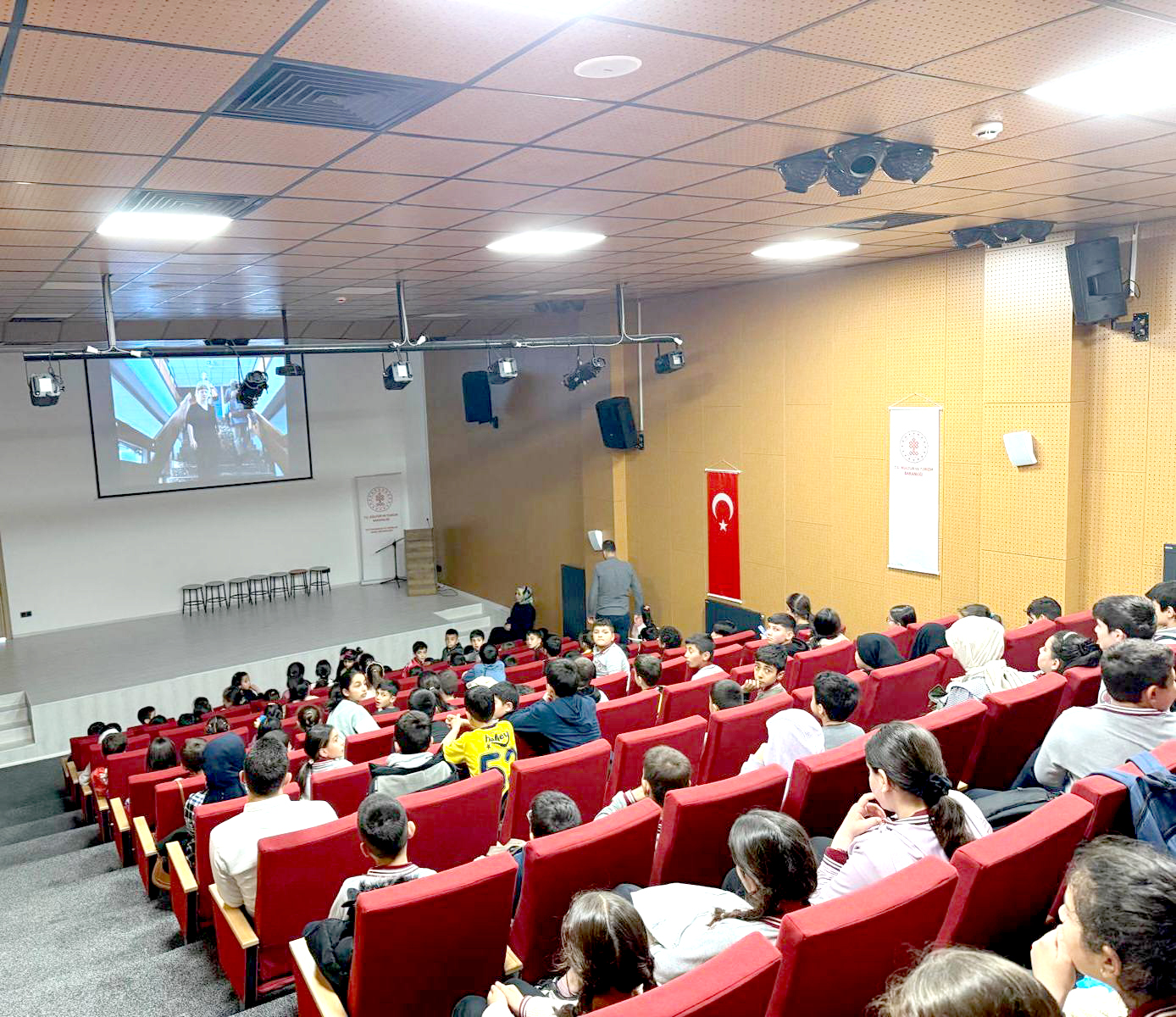 Öğrenciler Ramazan etkinlikleri kapsamında sinema keyfi yaşadı