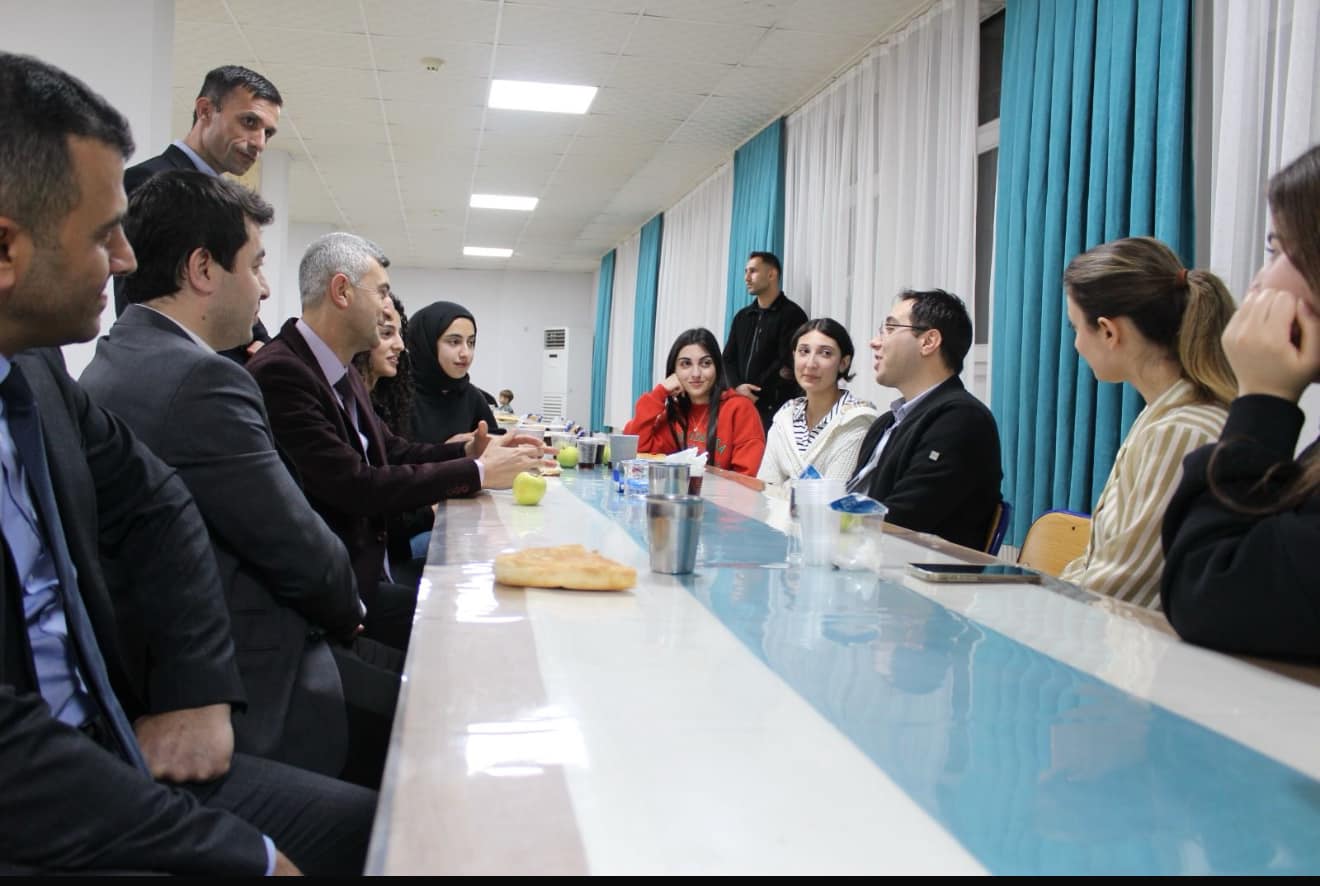 Öğrencilerle iftar programında buluştu