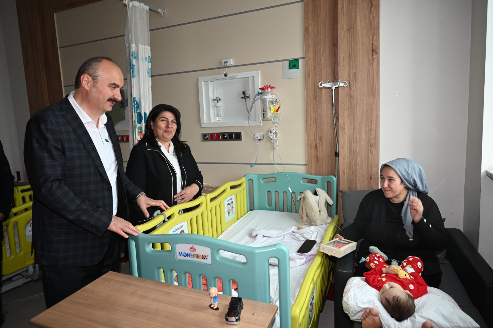 Vali Ekrem Canalp’ten Hastane Ziyareti: Sağlık Çalışanları ve Hastalarla Bayramlaşma