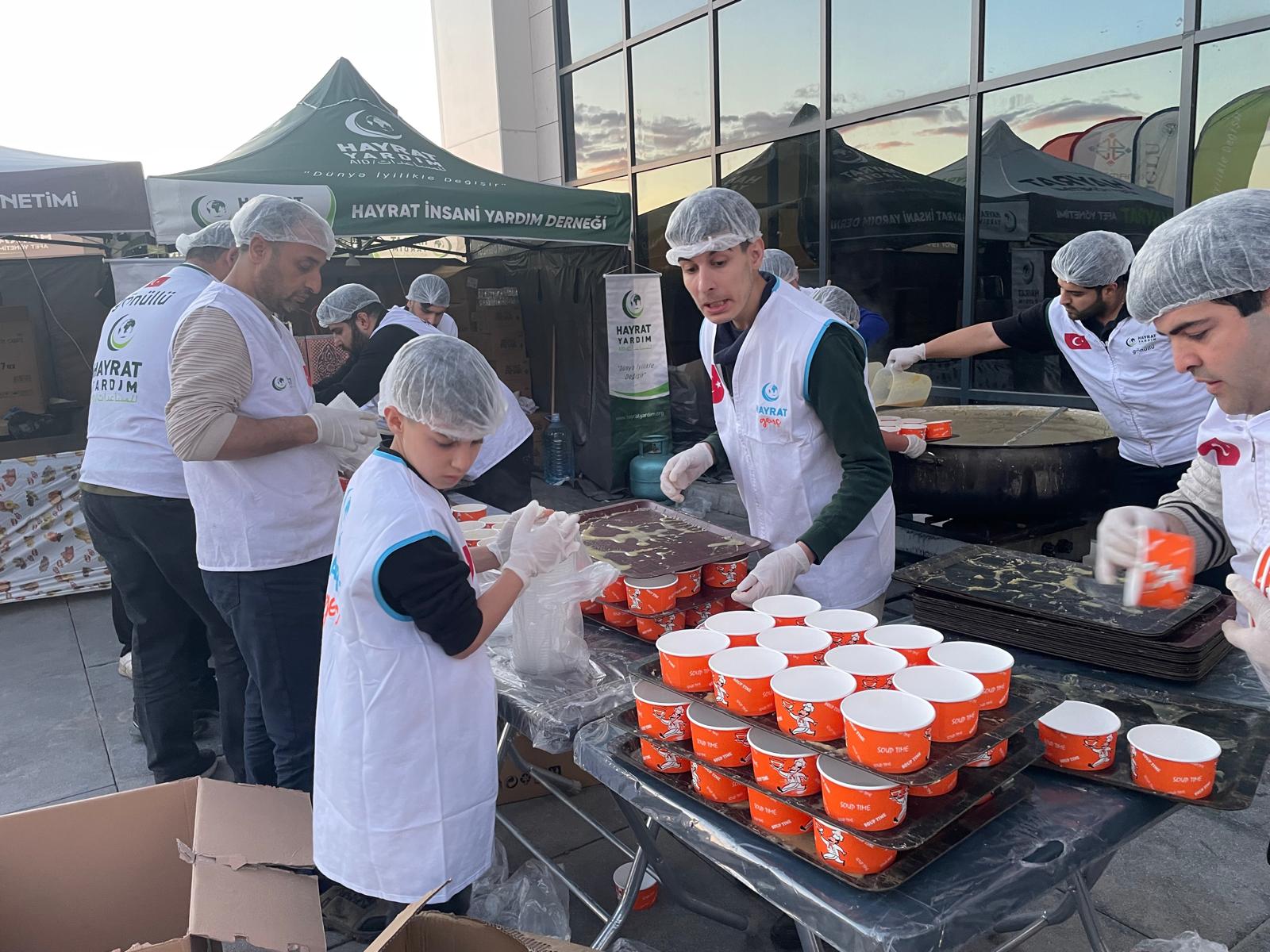 Hayrat Derneği’nden iftar sofrasında binlere ikram