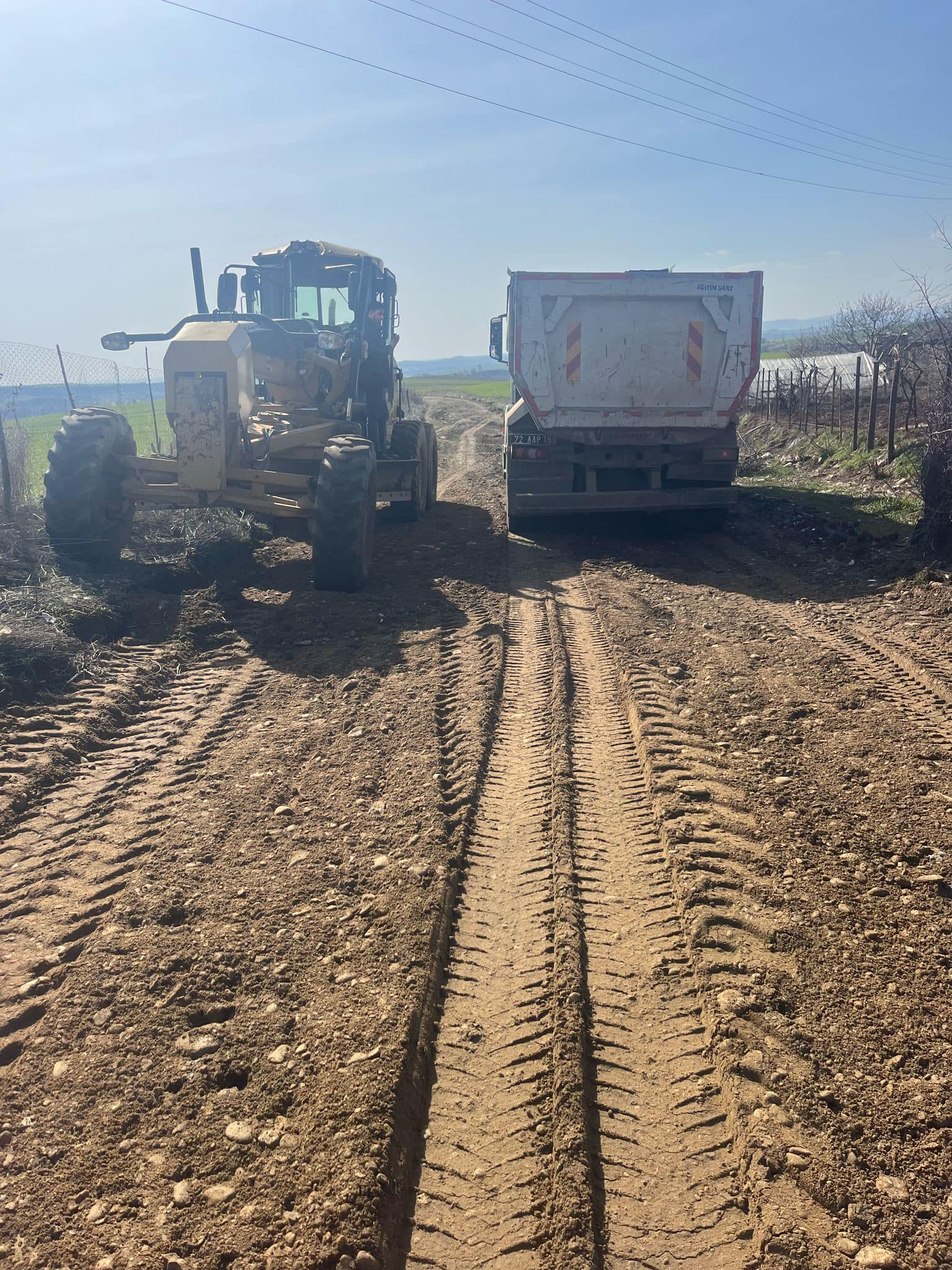 Kozluk’ta Köy Yolları ve Altyapı çalışmaları hız kesmeden devam ediyor