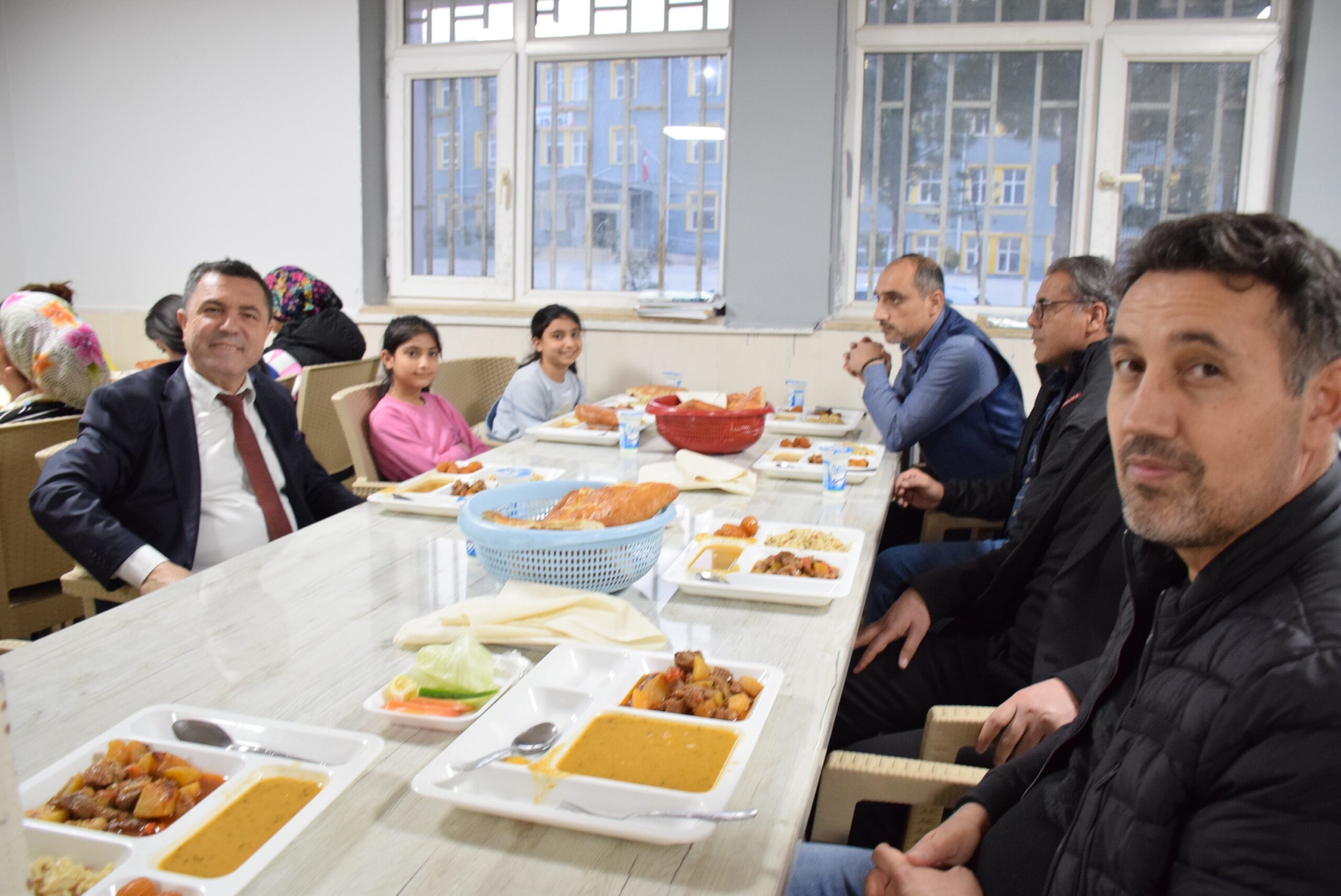 Pansiyonda kalan öğrencilerle iftar programında buluştu