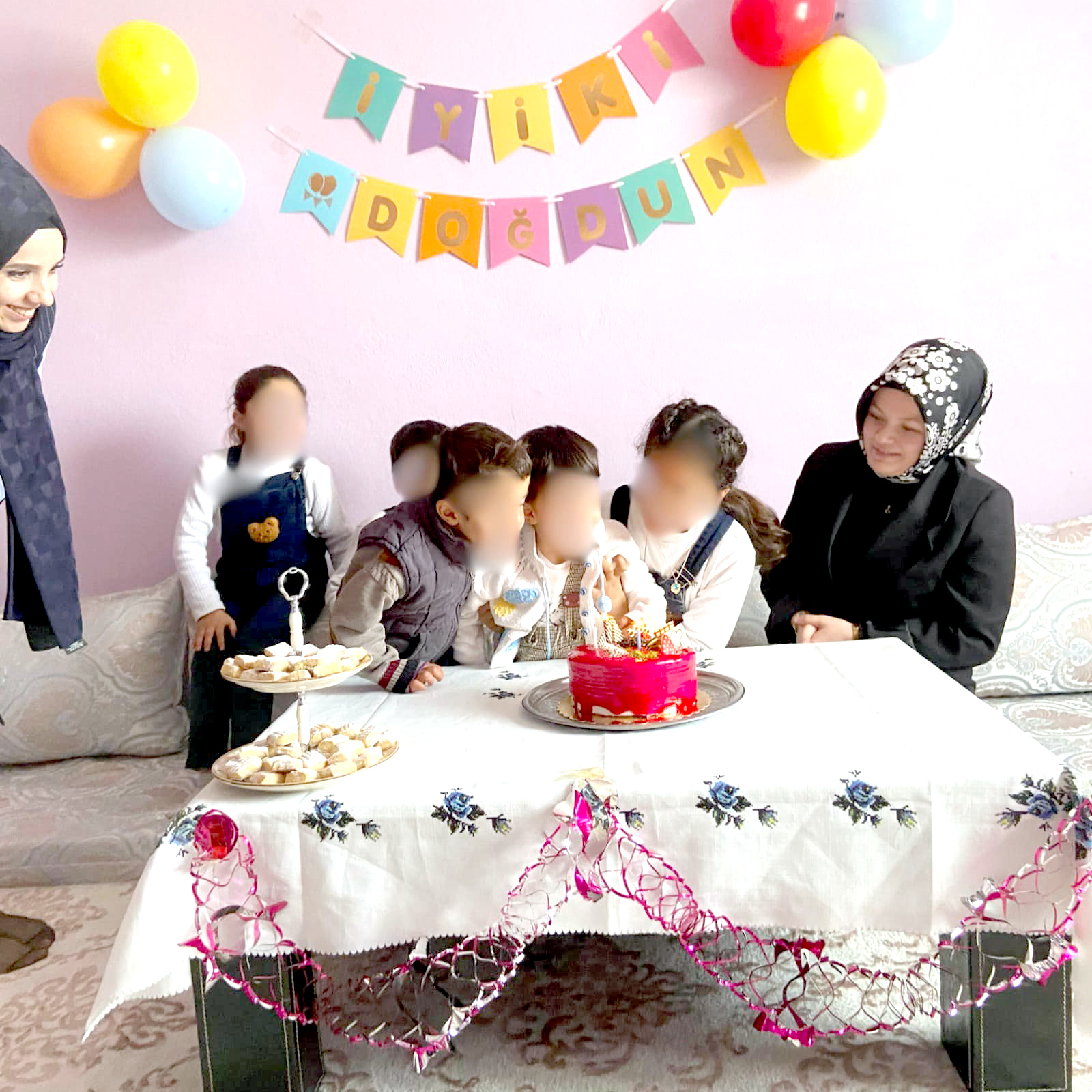 Kozluk’ta Öksüz ve Yetim Çocuklara Doğum Günü sürprizi