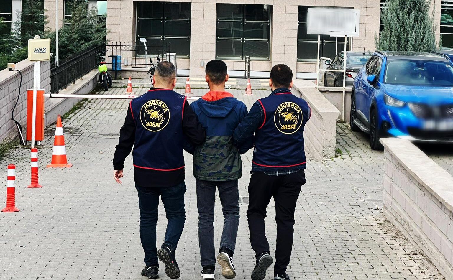 Uyuşturucu ticareti suçundan aranan şahıs yakalandı