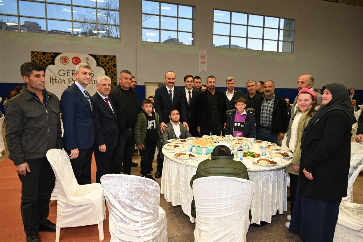 Vali Canalp, Gercüş’te vatandaşlarla birlikte iftarını açtı