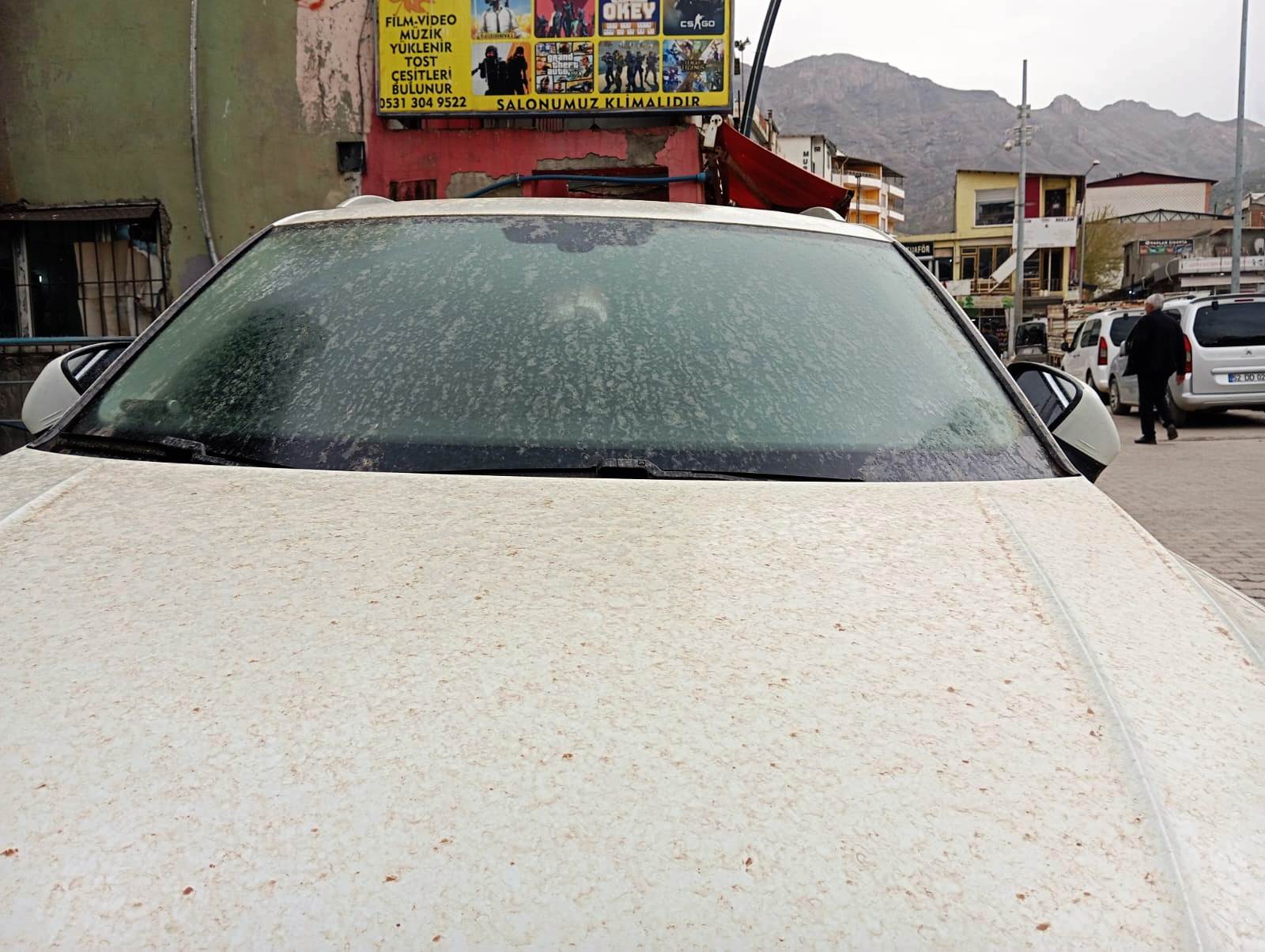 Araçlar çamurla kaplandı