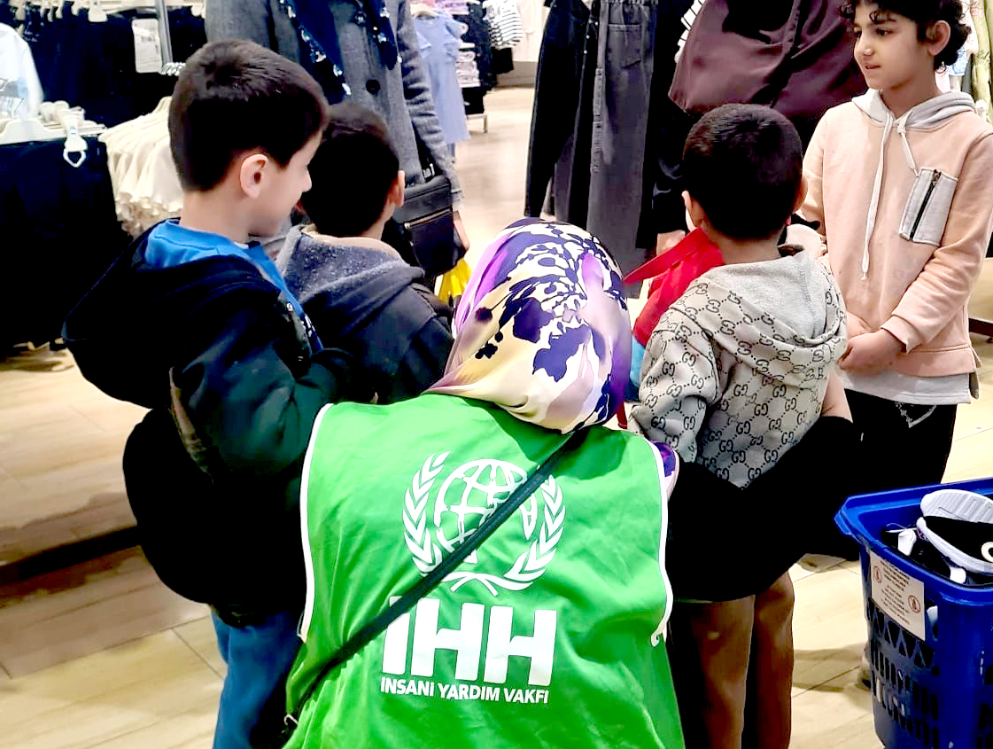 Batman İHH 400 Yetim Çocuğa Bayramlık Kıyafet