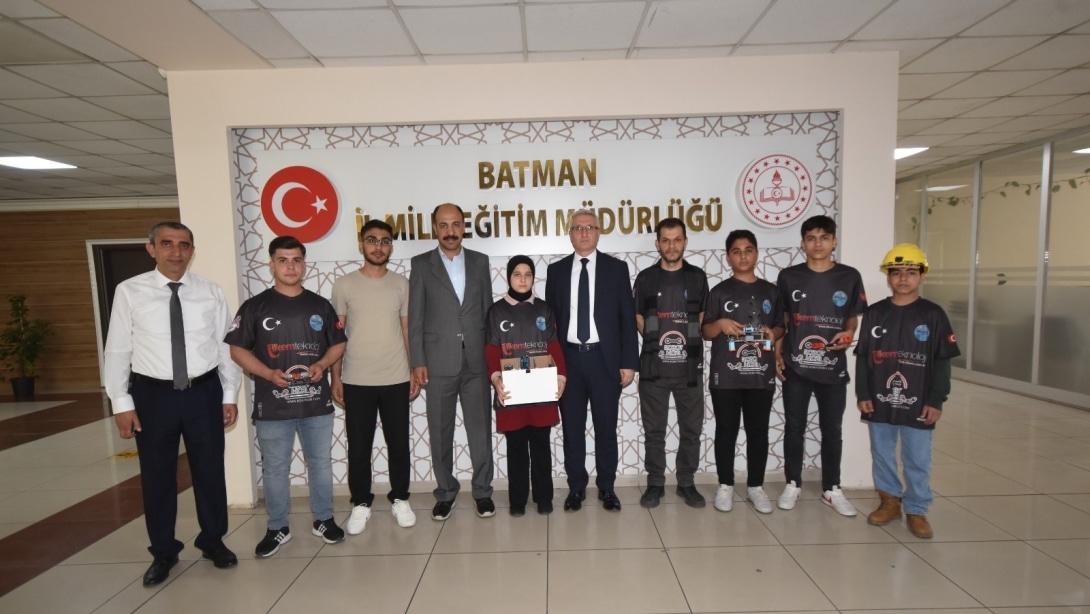 Zamane Deluler Grubu Öğrencilerini makamında kabul etti