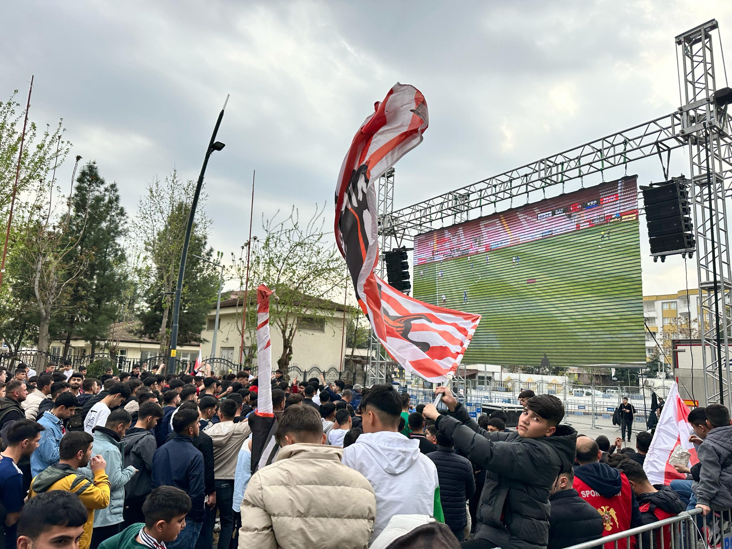 BATMAN VALİLİĞİ SEYİRCİSİZ OYNANAN MAÇTA STADYUM KEYFİ YAŞATTI