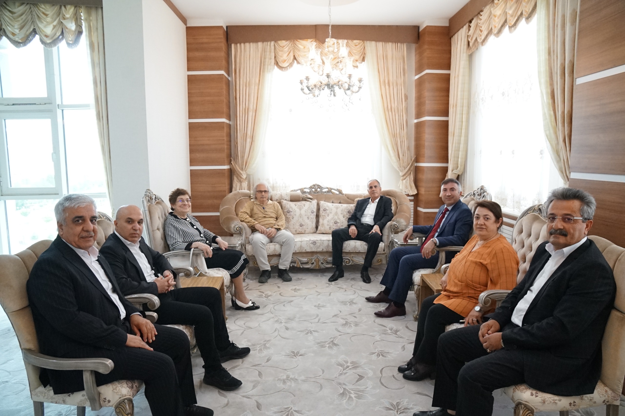 Rektör Demir’den Emekli Personele Plaket