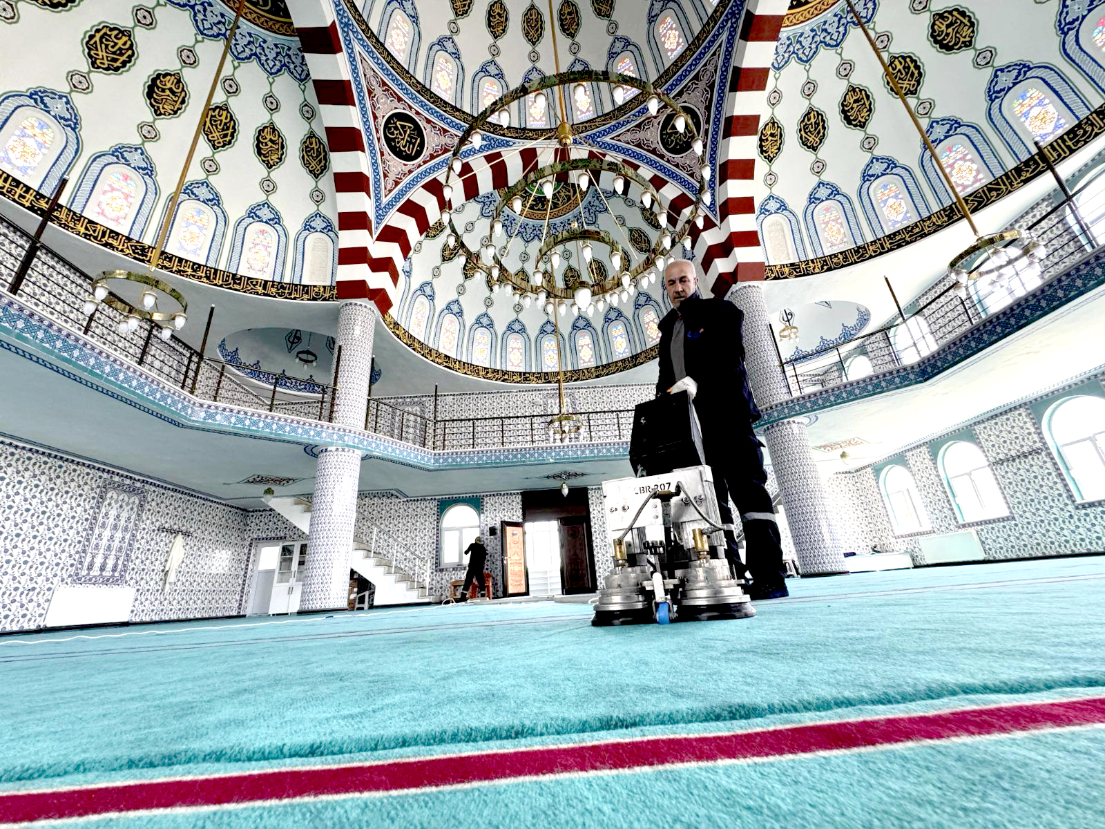 İbadethaneler mis gibi kokuyor