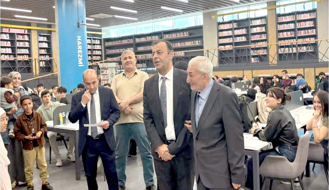 Kitapsever Emekliye Anlamlı Ödül