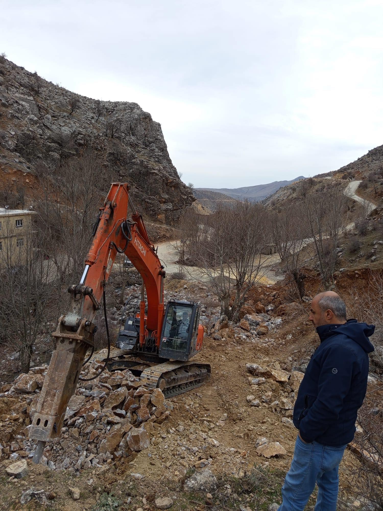 Kozluk’ta Köylerde Yol ve Çevre Düzenleme Çalışmaları Tamamlandı