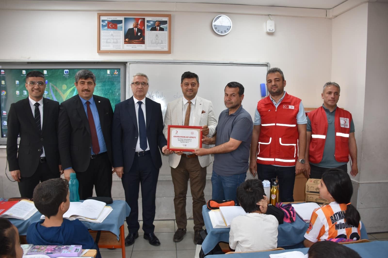 Müdür Ciğer, 400 Ünite Kanla Kan Bağışına Katılan Kültür İlkokulu’nu ziyaret etti