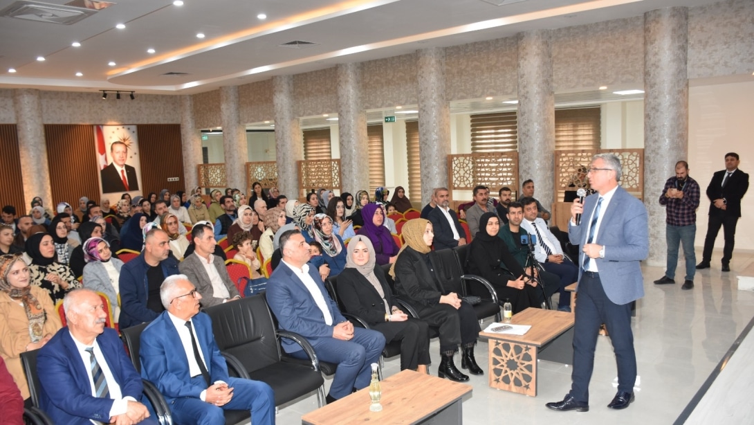 “Maarif Modeli Ebeveyn Okulu ve Aile Okulu” Kurs Programları Devam Ediyor