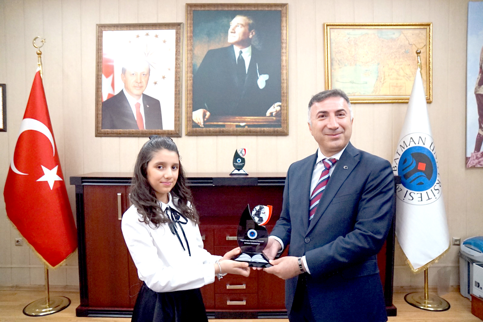 Rektörlük Makamında Minik Bir Rektör