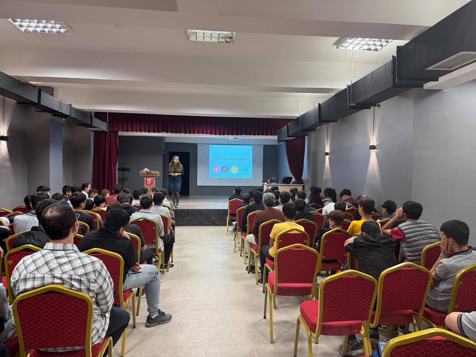 Lise öğrencilerine ‘Teknoloji Bağımlılığı’ ve ‘Stres Yönetimi’ eğitimi