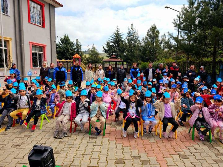 Minik Öğrencilere Polislerden Güvenlik ve Trafik Eğitimi