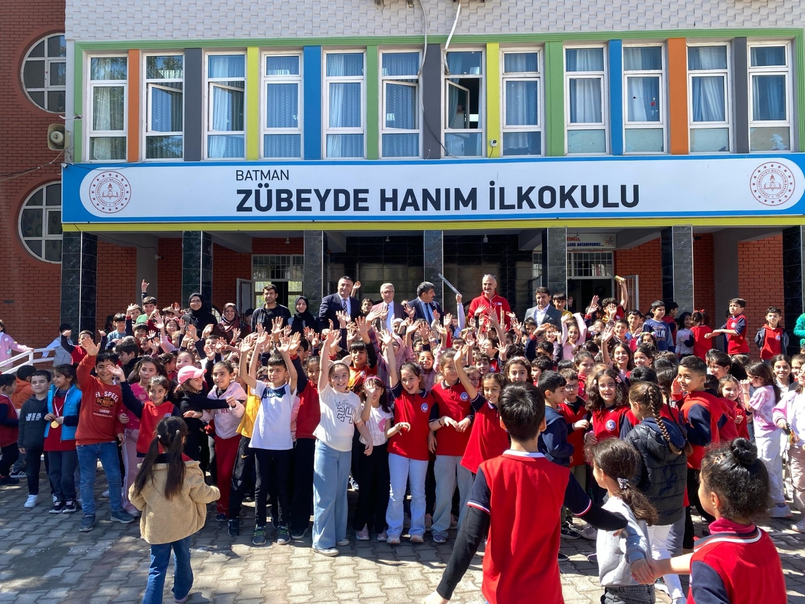 Kan Bağışına Katılan Zübeyde Hanım İlkokulu’nu ziyaret etti