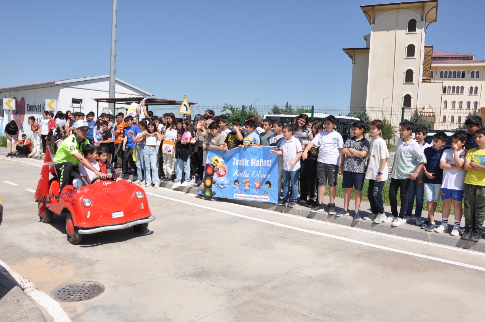 Öğrencilere trafik kurallarının önemi anlatıldı