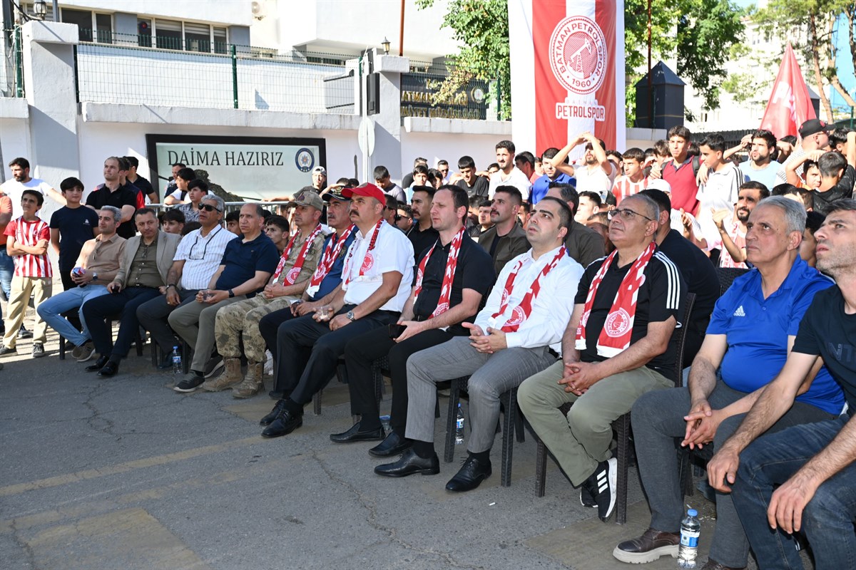 Vali Canalp, Altınordu-Petrolspor Maçını Dev Ekrandan Futbolseverlerle Birlikte izledi