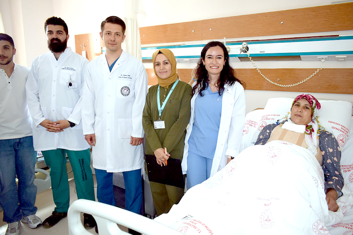 Aort damar yırtılması geçiren hasta zorlu operasyonla kurtarıldı