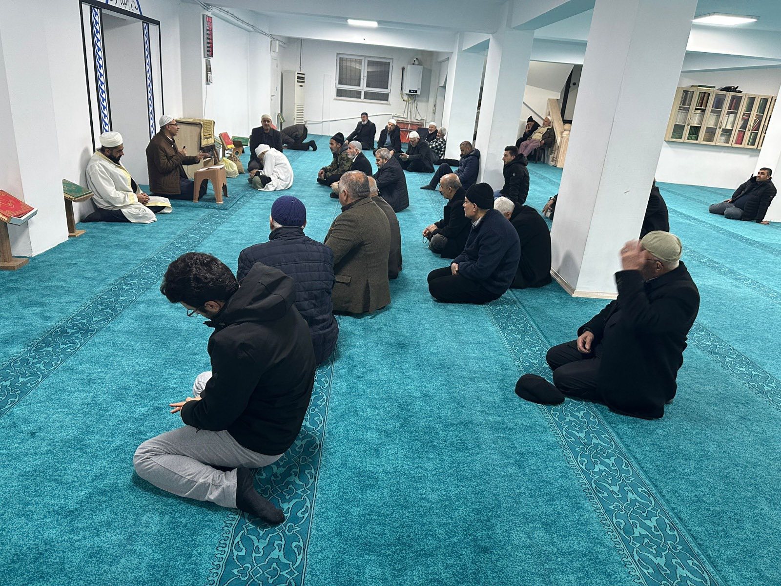 Sokak Köpeklerinin toplatılması sonrası sabah namazı cemaatinde artış