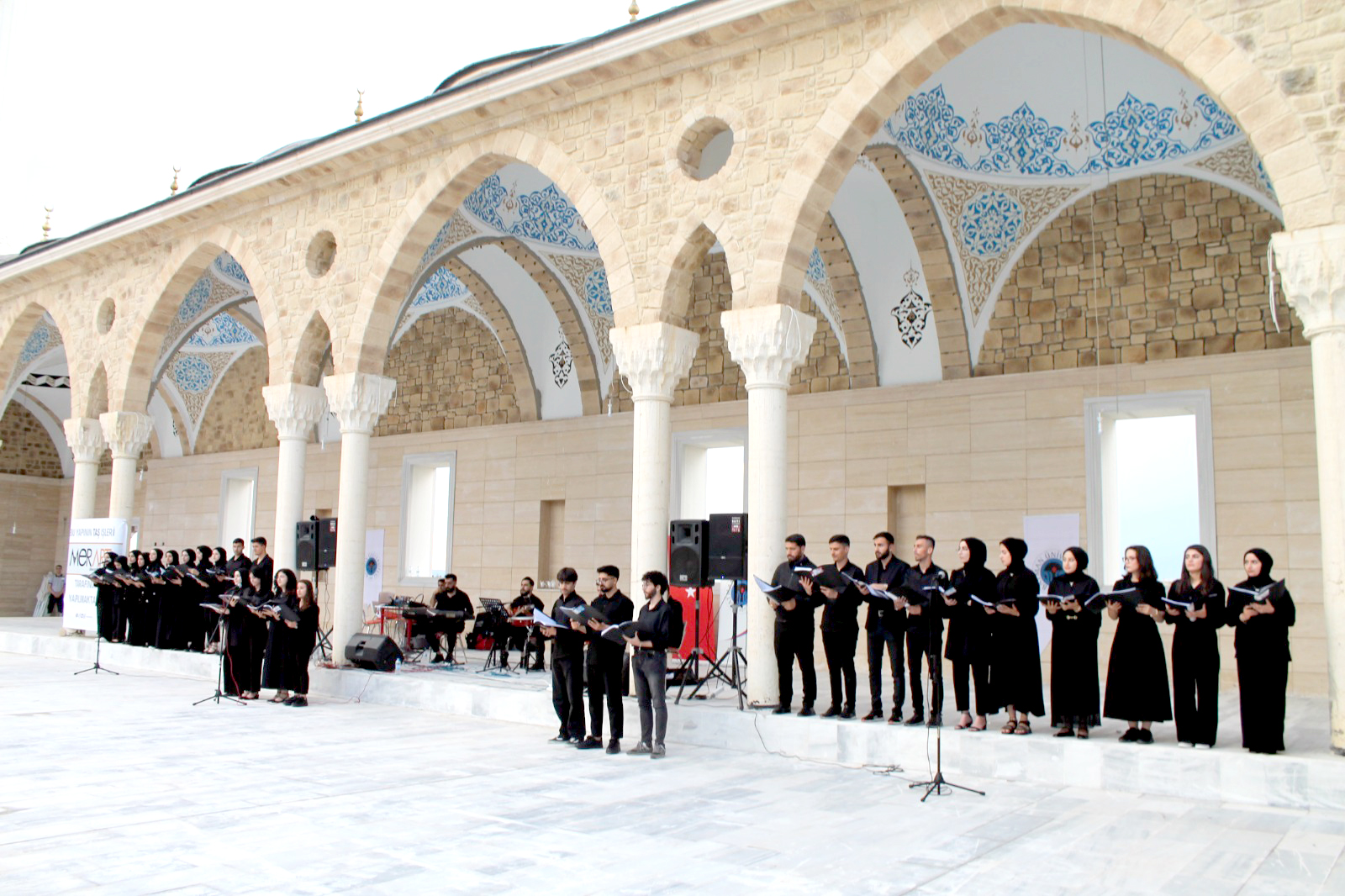 Üniversite Camii Avlusunda İlahi Dinletisi