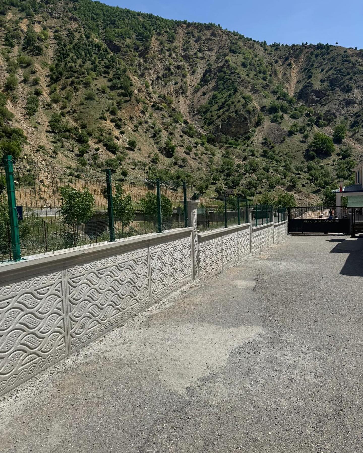 Derince Okul Bahçesine Güvenlik Duvarı Yapıldı