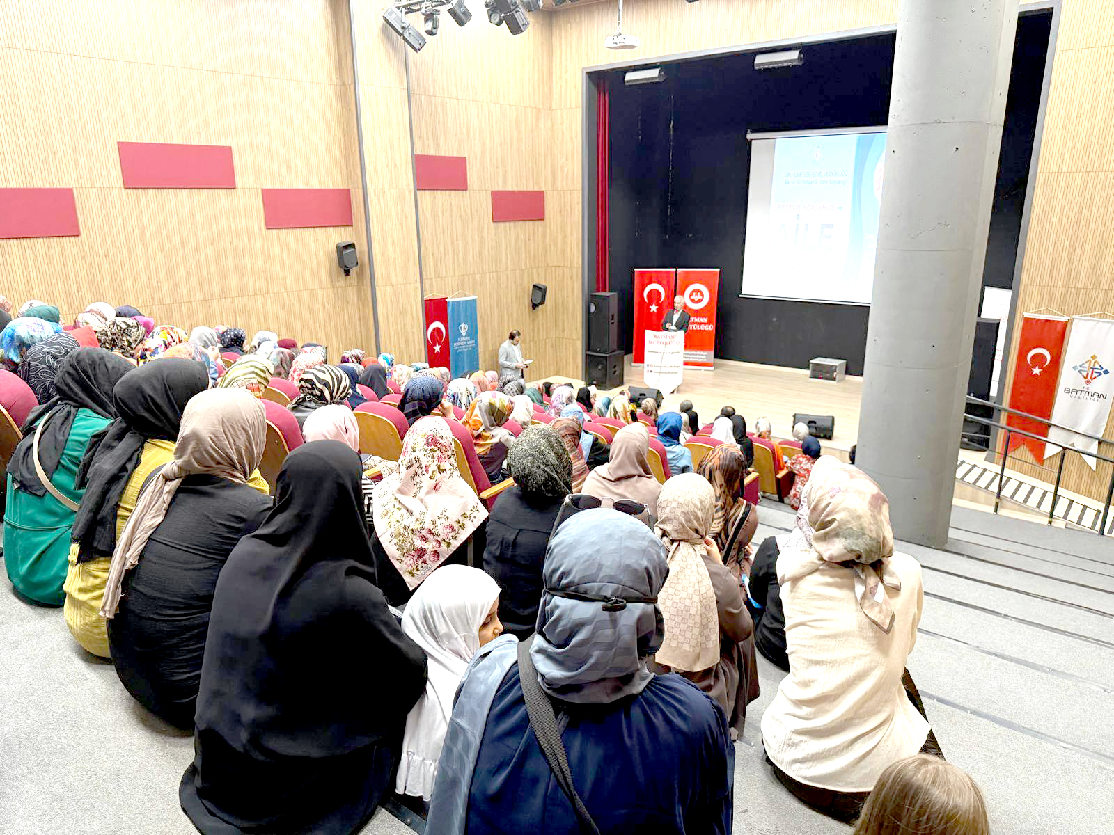 “Fıtratın Korunması ve Aile” Konulu Konferansa Yoğun İlgi