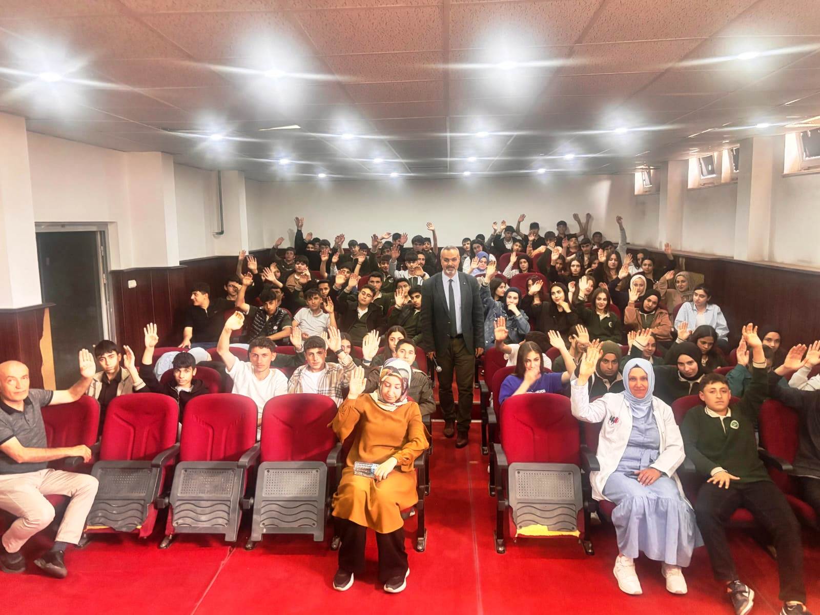 Gazeteci Yazar Metin Özmen 150. Konferansını Bitlis’te Verdi