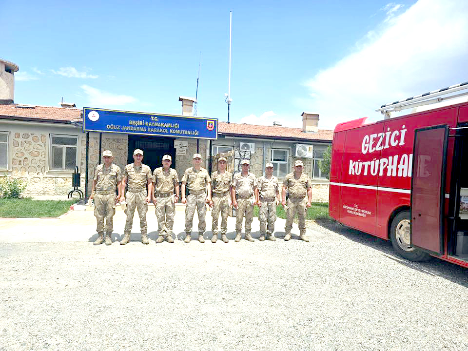 Batman Gezici Kütüphane’den Mehmetçiklere anlamlı ziyaret