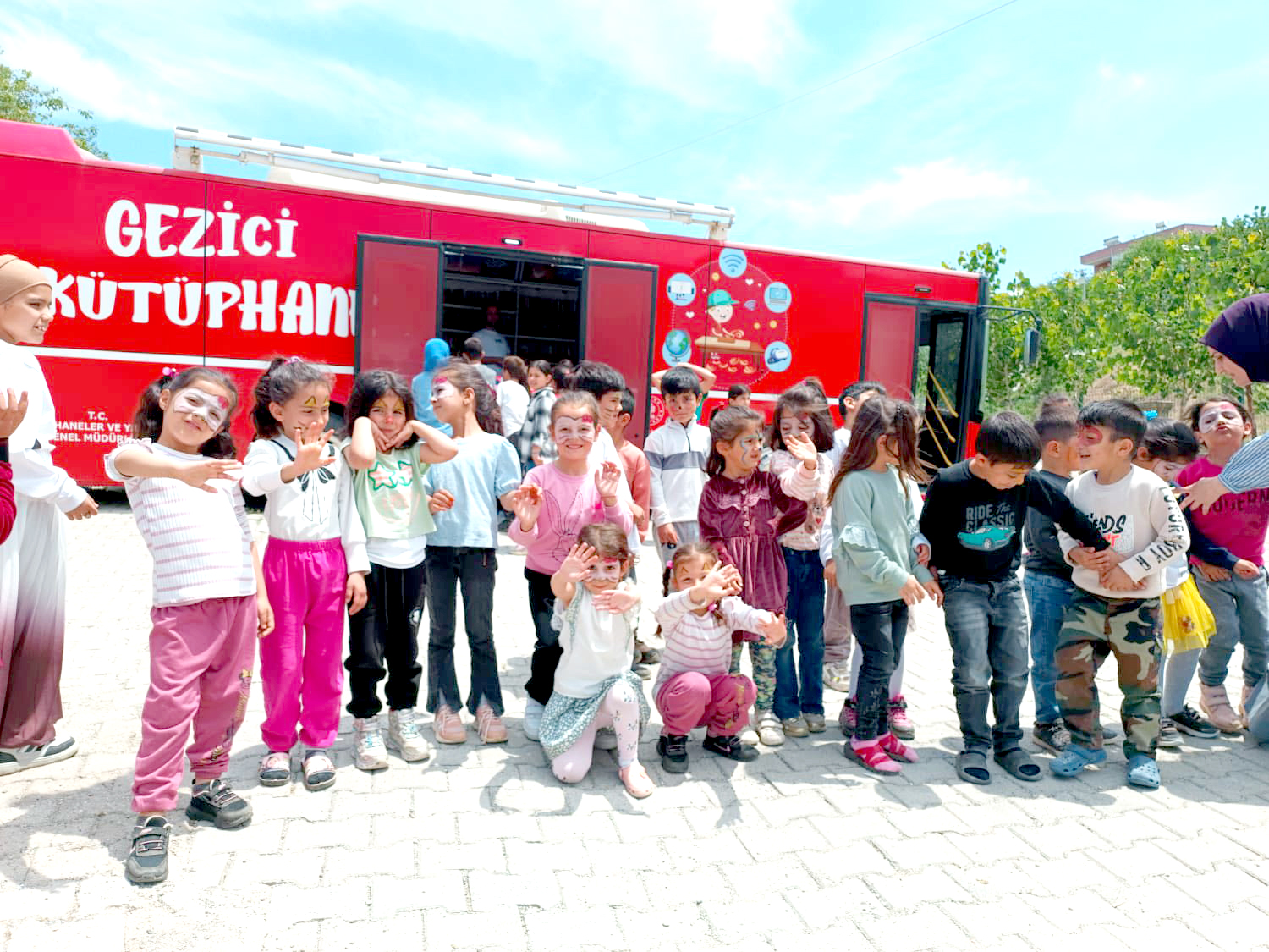 Gezici Kütüphane Yeniçağlar Köyü’nde çocuklarla buluştu