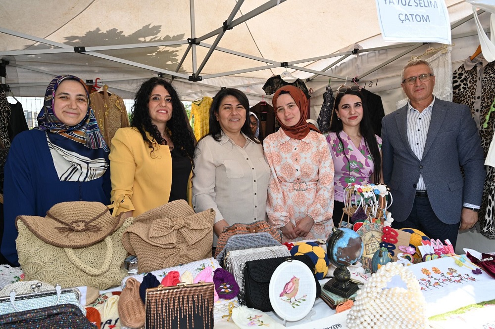 Dr. Canalp HEM Yılsonu Sergisine katıldı