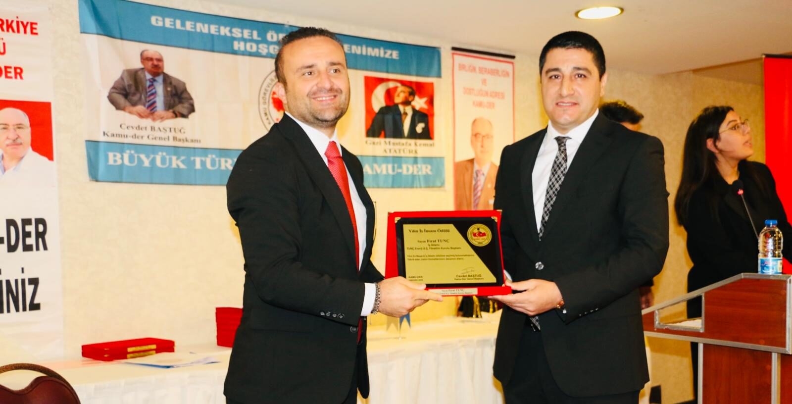 Kamu-Der’den Tunç’a Yılın Ödülü