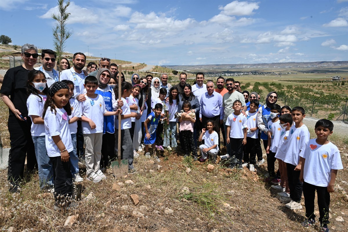 Dr. Canalp, Minik Gönüllülerle Birlikte Fidanları Toprakla Buluşturdu