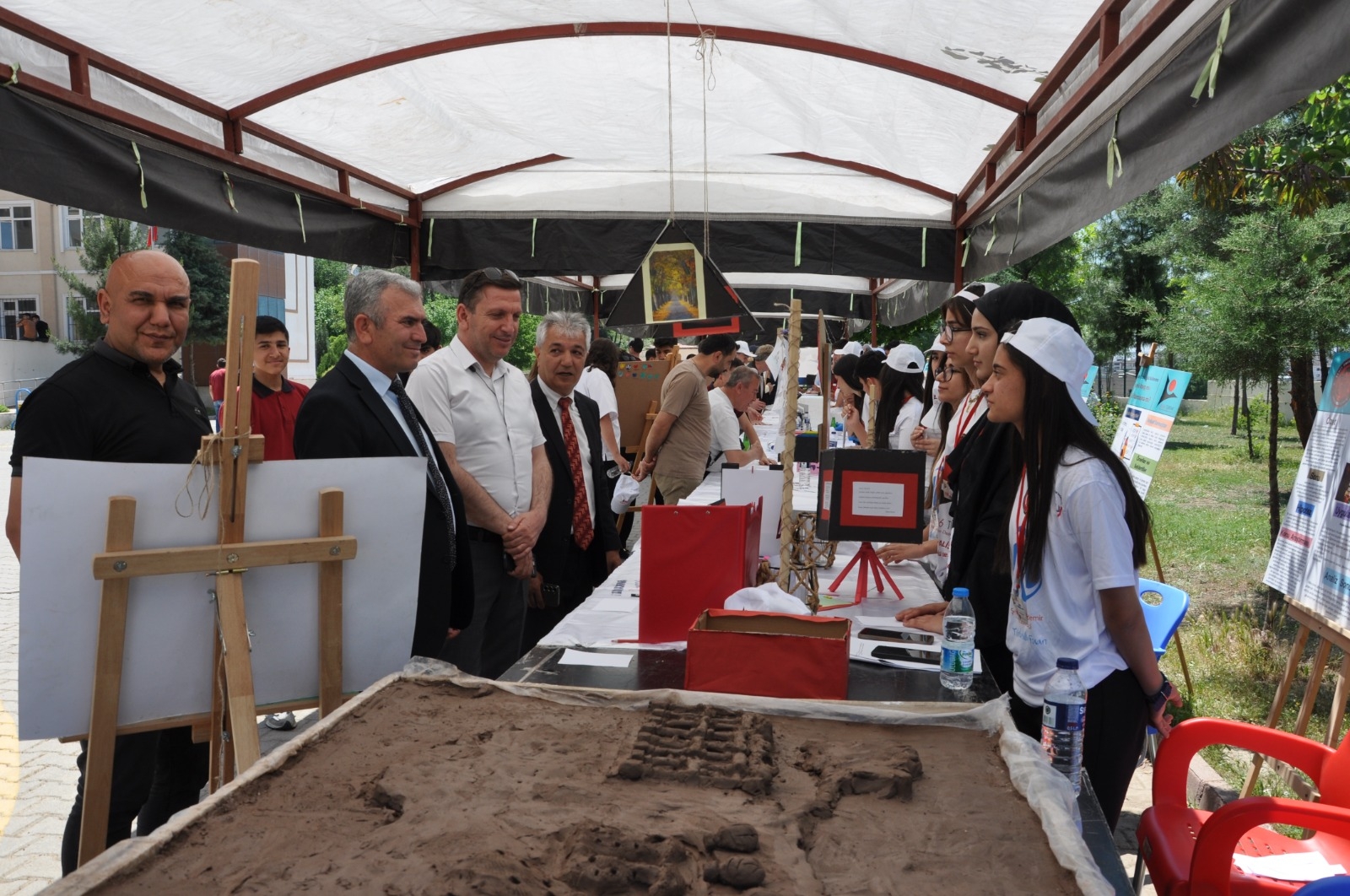 Şehit Ömer Halisdemir Anadolu Lisesi’nde TÜBİTAK 4006 Bilim Fuarı