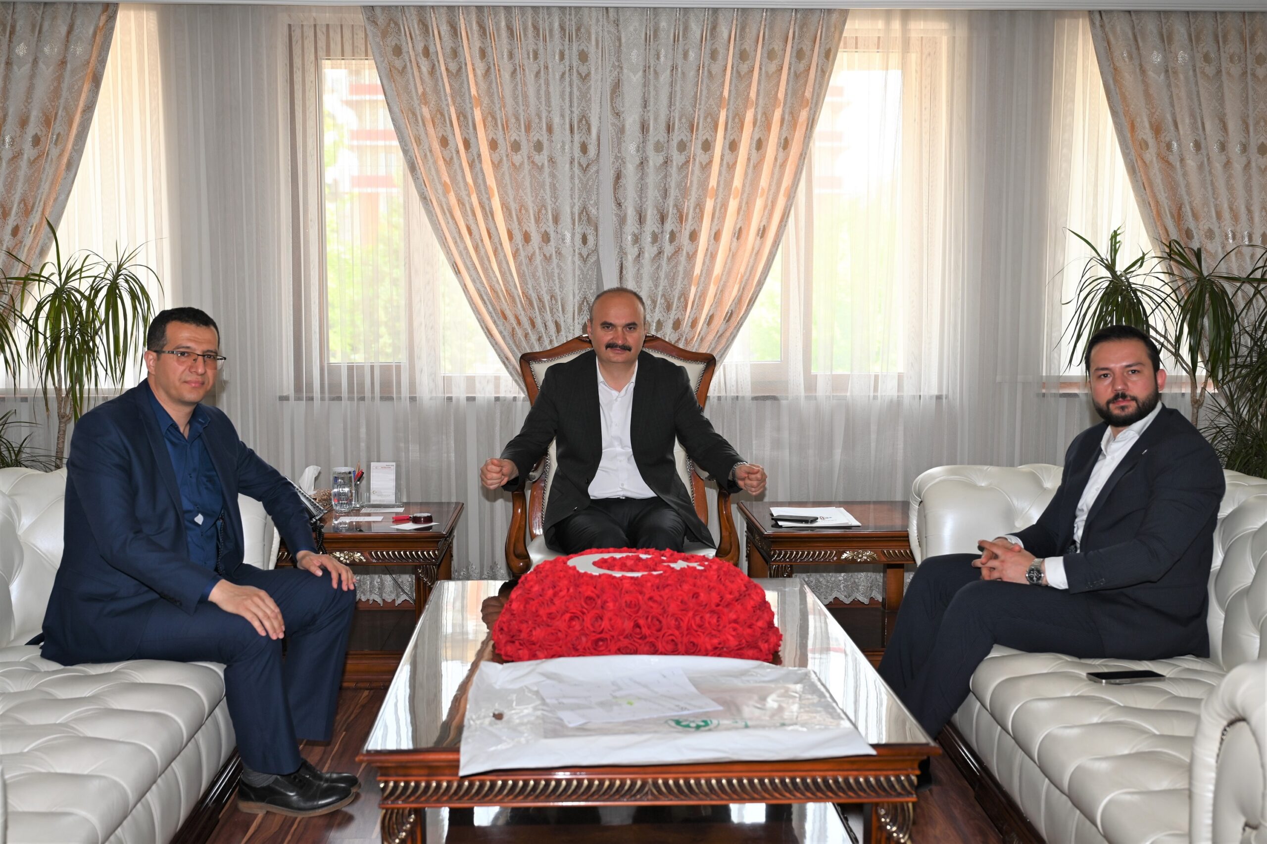 TÜGVA Genel Başkan Yardımcısı Enes Kayabaşı’ndan Vali Canalp’e Ziyaret