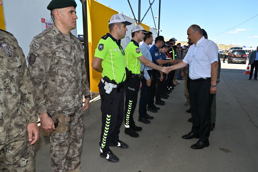 Vali Ekrem Canalp, Arefe Günü Görev Başındaki Personeli ve Vatandaşları Ziyaret Etti