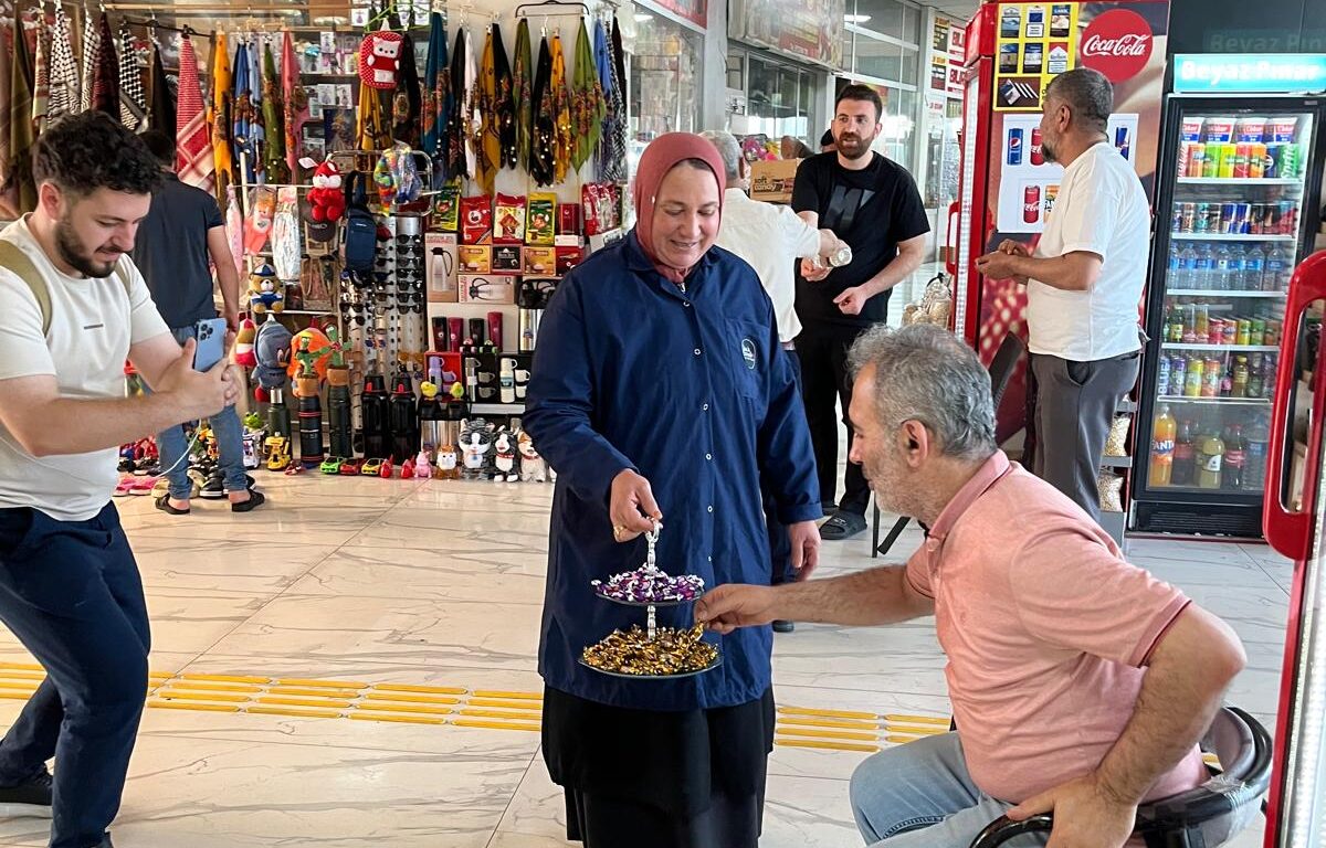 İLİMİZDE MOLA VEREN YOLCULARA ŞEKER İKRAMI