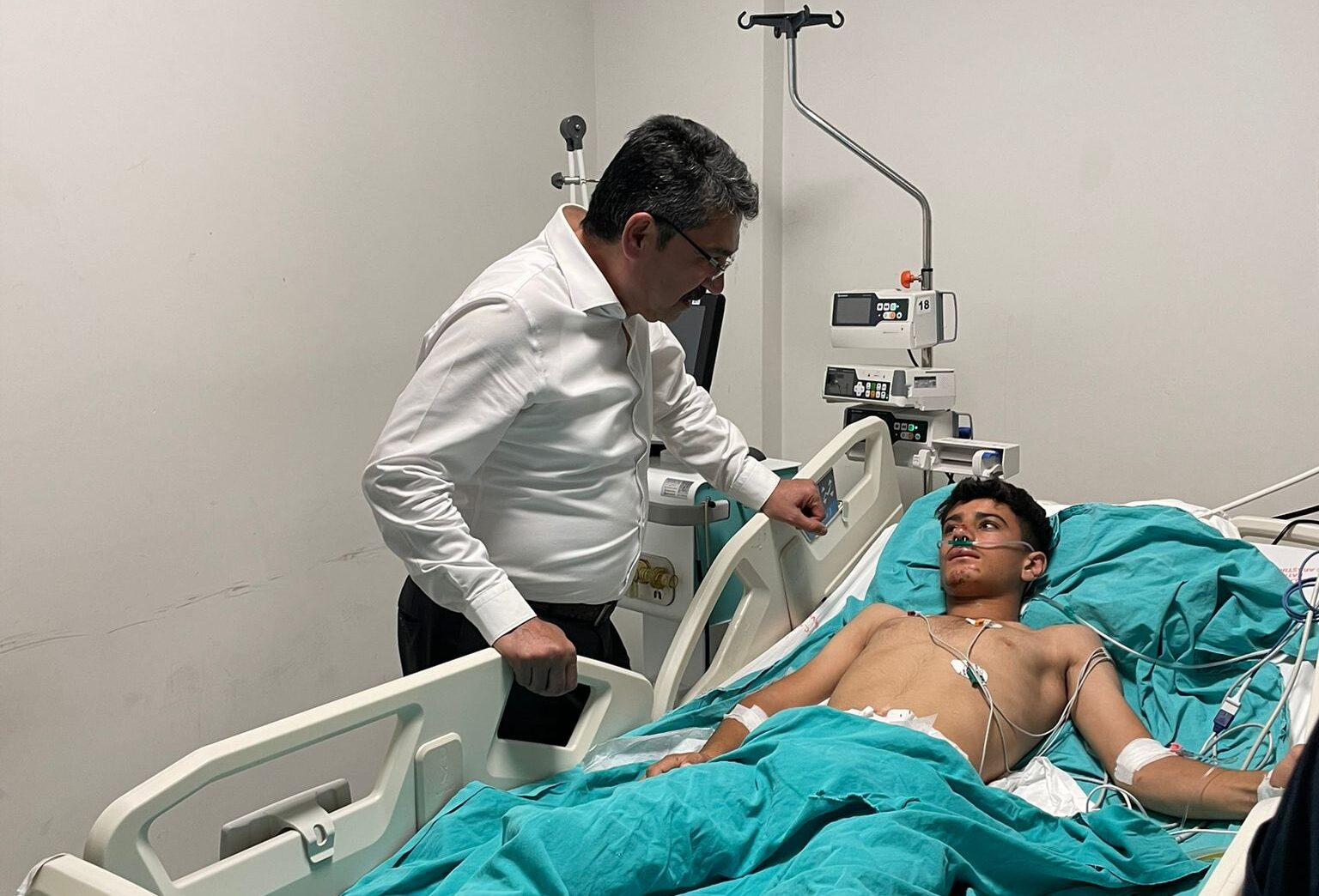 AK Parti heyetinden yaralılara geçmiş olsun ziyareti