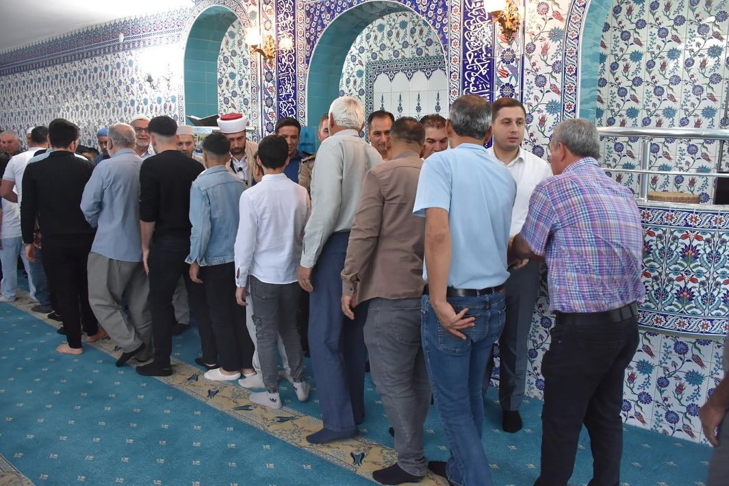 Bayram Namazını Vatandaşlarla Kıldı