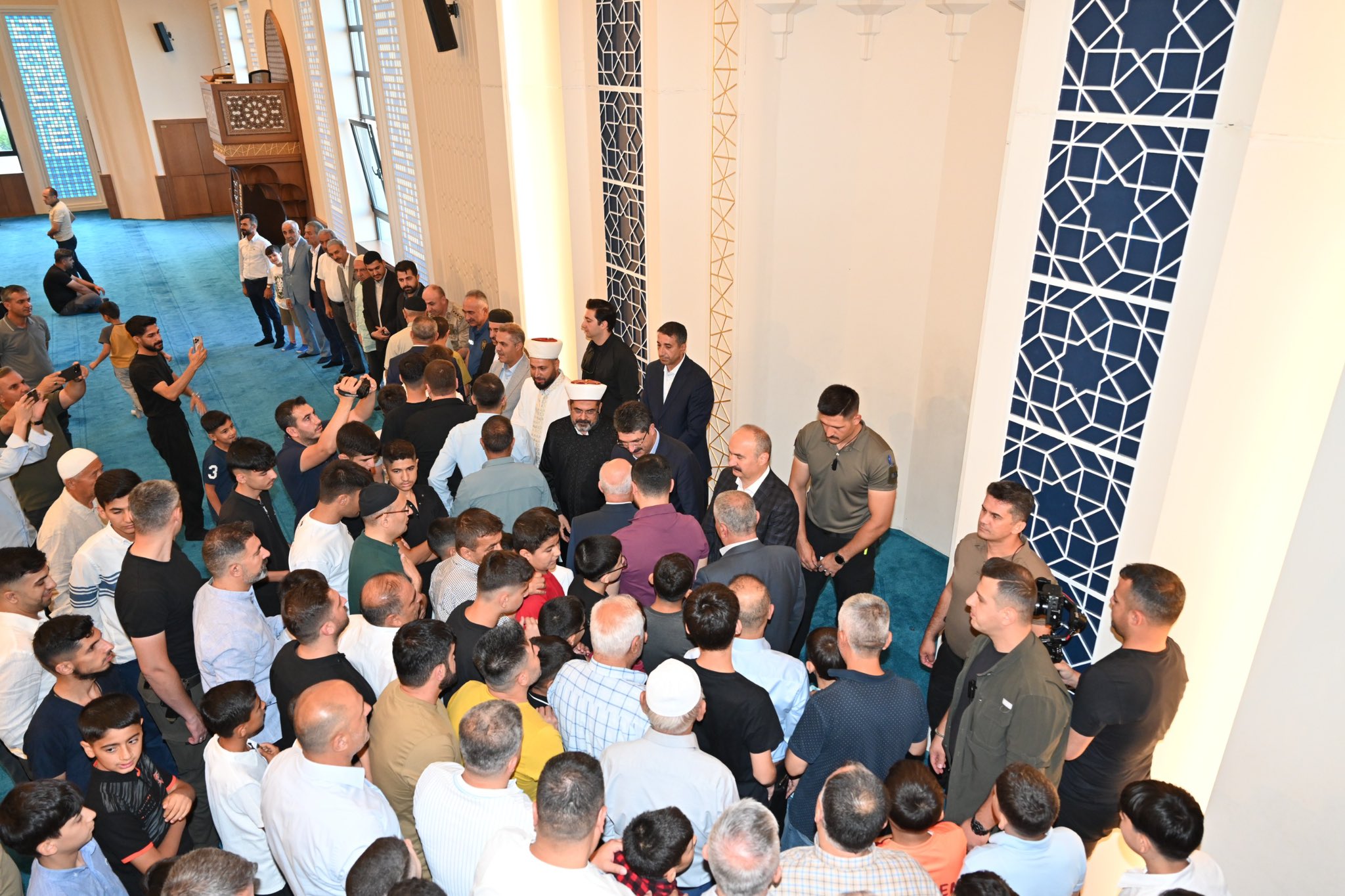 Batman Protokolü, Bayram Namazının Ardından Vatandaşlarla Bayramlaştı