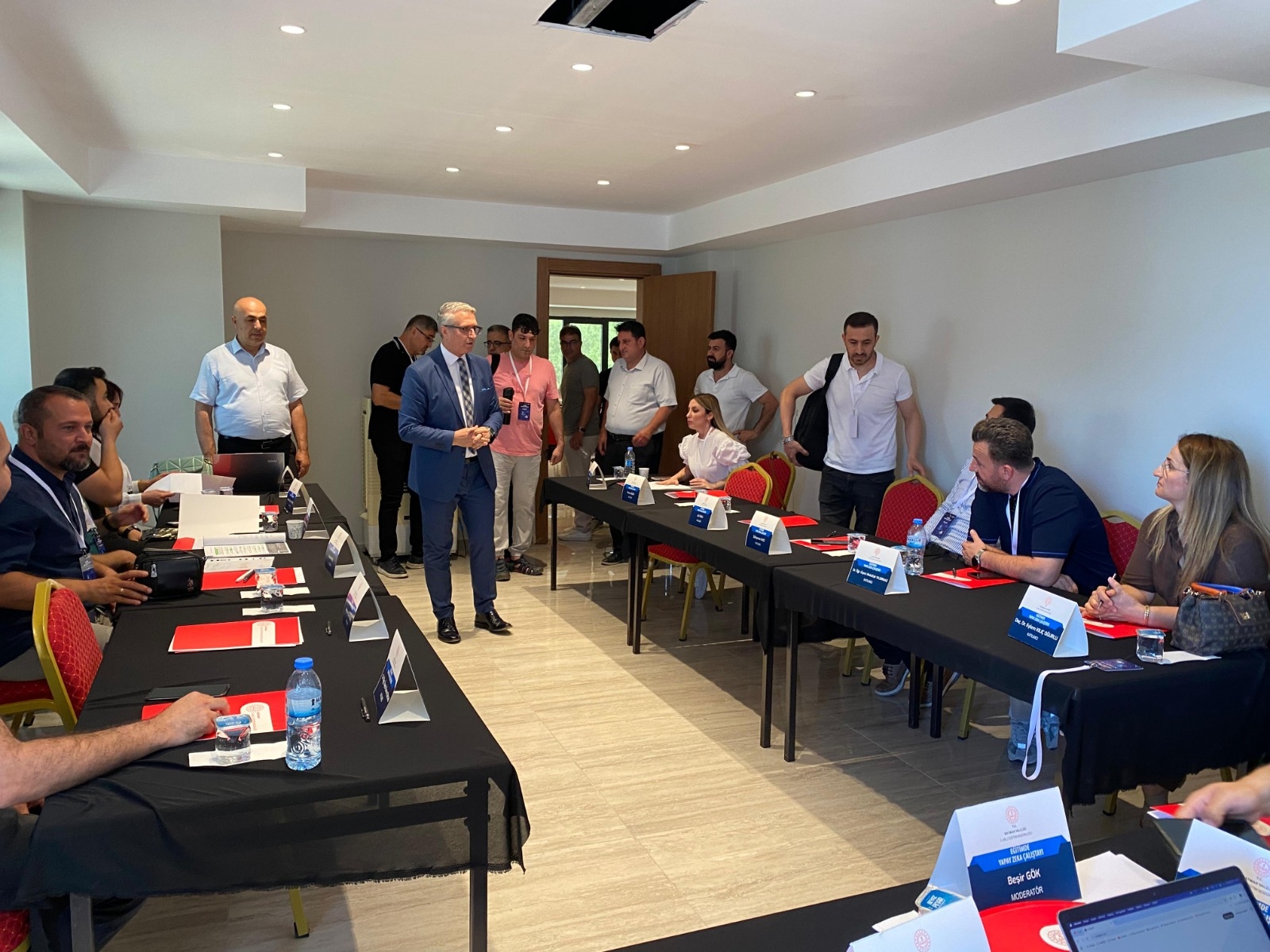 Yapay Zekâ Çalıştayı oturumlarını ziyaret etti