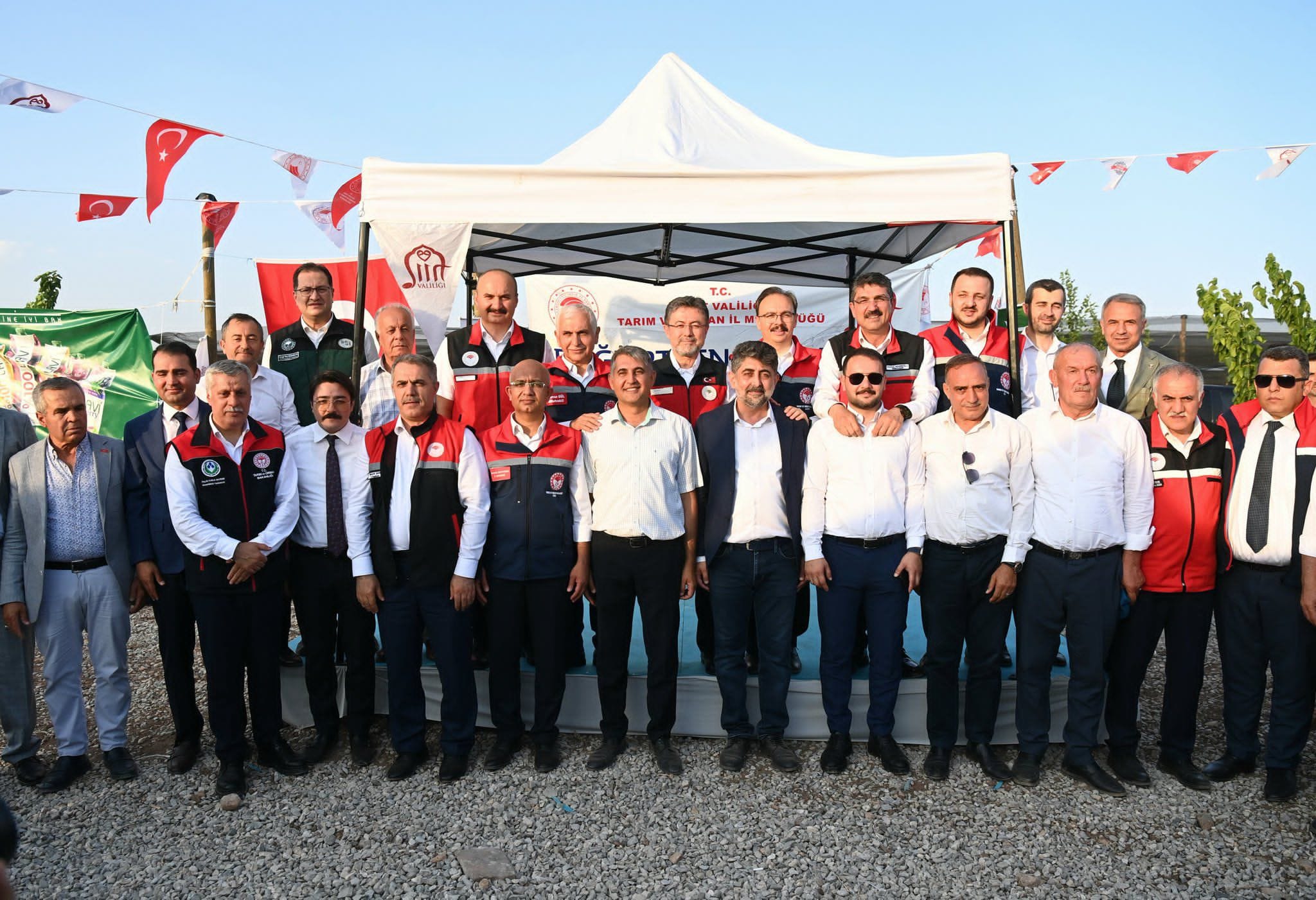 Bakan Yumaklı ve Vekil Nasıroğlu Böğürtlen Hasadında