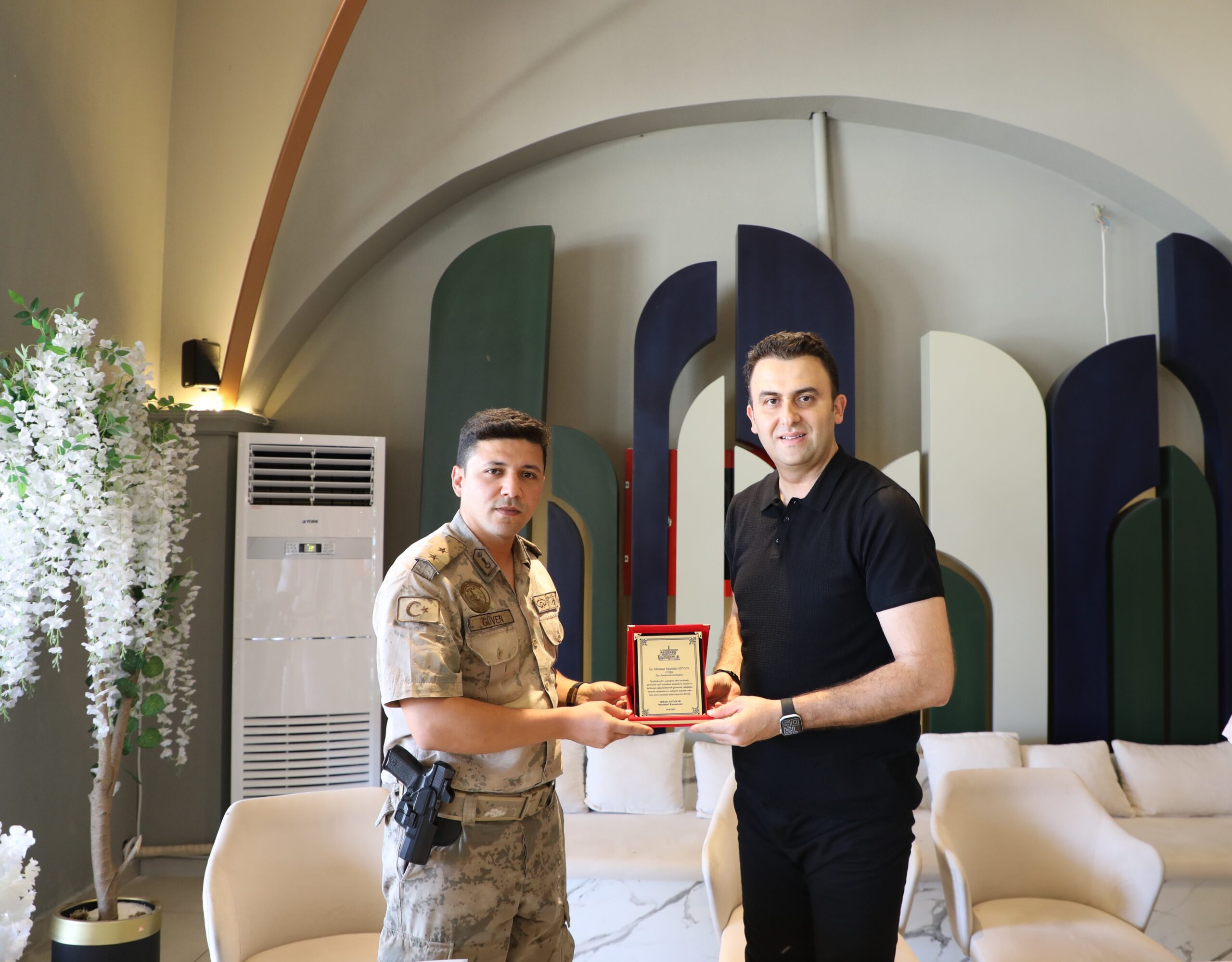 Hasankeyf Kaymakamlığı’ndan Jandarma Komutanına veda yemeği